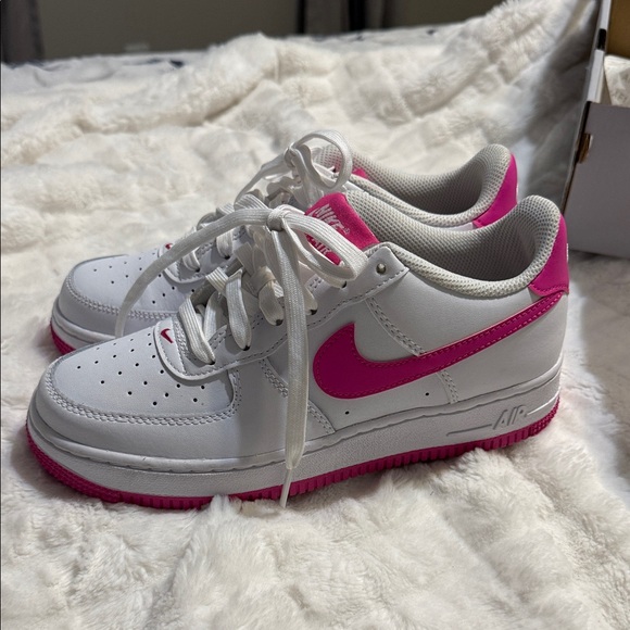 Nike White and Pink Athletic Shoes - Picture 3 of 6